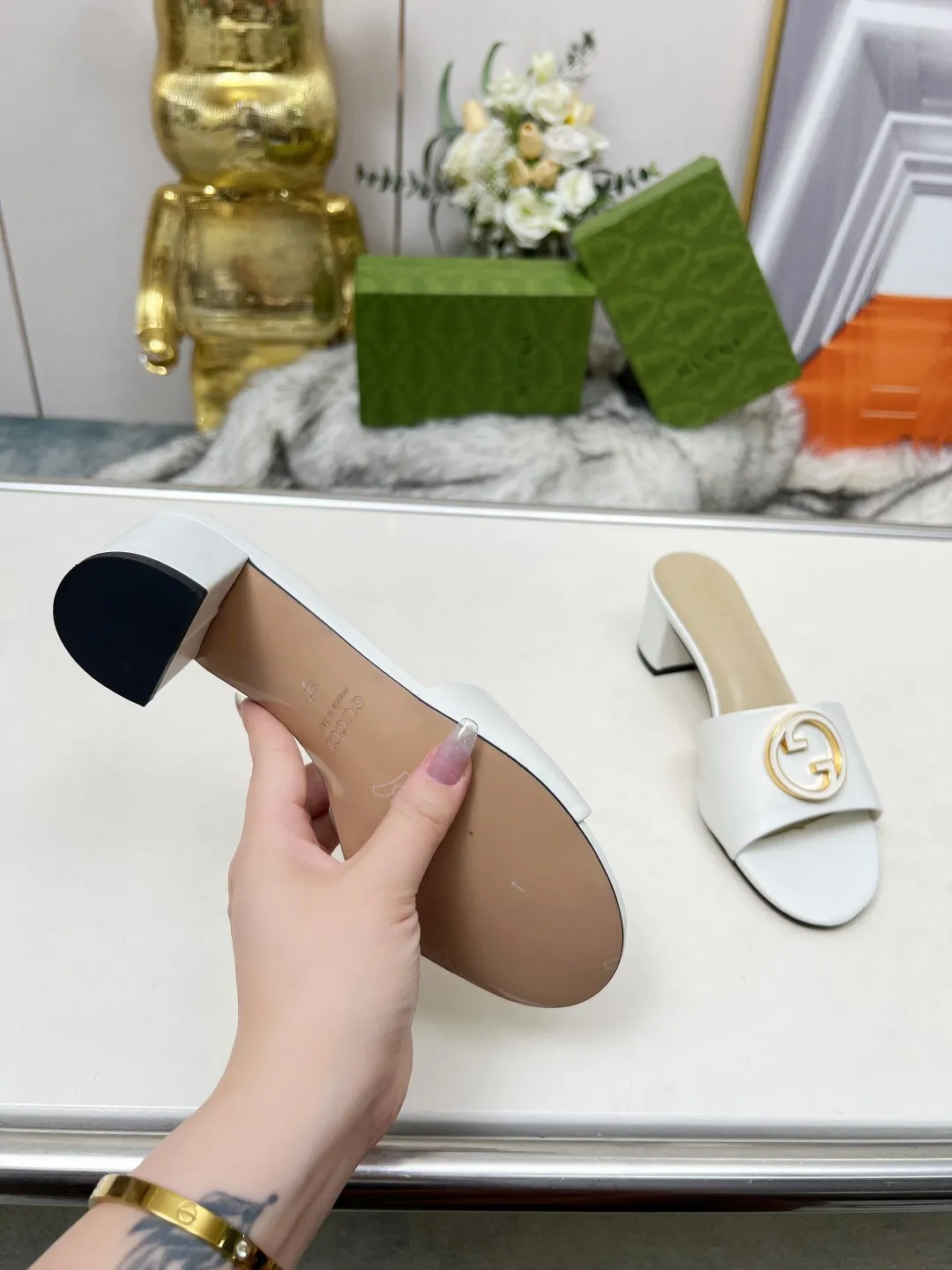 👟👟Ex-factory price 360👟👟 Genuine leather sole +40 Gucci 𝟐𝟎𝟐5 new spring and summer double G buckle round toe medium heel slippers, this G family series of slippers are so beautiful, high-end must buy~ The double G Logo is so beautiful on the feet, a classy style! The buttons have the GUCCI logo. Fabric: Cowhide Lining: Sheepskin lining Sheepskin pad Heel height: 5CM Sole: Italian genuine leather outsole Size: 35-44 [42 43 44 customized]